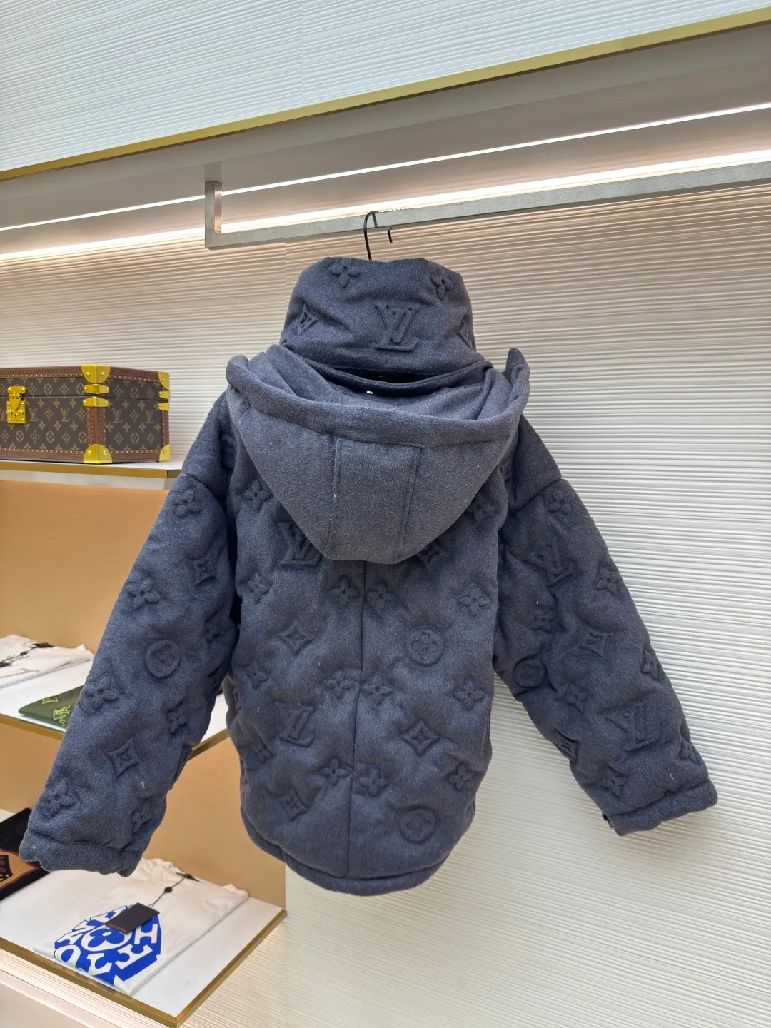 LOUIS VUITTON Presbyopic embossed embossed down jacket ●Item number: 1680601-F25 ●Material: white goose down ●Technology: embossed embossed ●Version: fitted version ●Weight: about 3150 grams ●Size: S-M-L-XL ●Description: The fabric itself contains a lot of cashmere, and the inside is filled with 90 white duck down. It is super fluffy and difficult to process. The scrap rate of embossing fabrics of different materials reaches more than 50%. The hood is detachable and the pockets have hidden zippers, which is not only warm, but also very safe. The upper body effect is very good. It does not look bloated, but it is a concave shape artifact. I also like gray clothes because gray looks very high-grade, coupled with the embossed presbyopia logo. , low-key and stylish, same style for men and women!